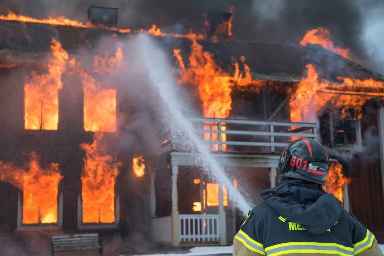 Bomberos apagando un fuego cual project manager gestinando riesgos en un proyecto