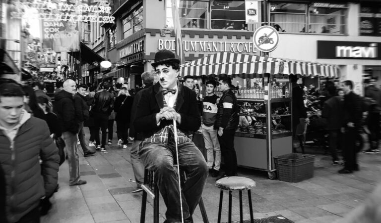 Imitador de Charles Chaplin actuando