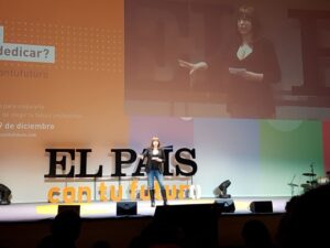 Sandra Navarro en el escenario del evento El País Con Tu Futuro en diciembre de 2018