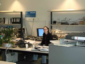 Sandra Navarro en el laboratorio de desarrollo de nuevos productos de Philips Holanda en 2003