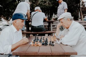 jubilados jugando al ajedrez en el parque
